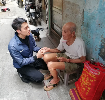 Bộ phận phục vụ tháp cốt  tặng quà tết cho người già neo đơn có hoàn cảnh khó khăn