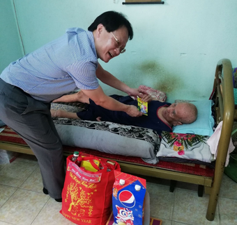 Tặng quà tết cho gia đình hoàn cảnh khó khăn