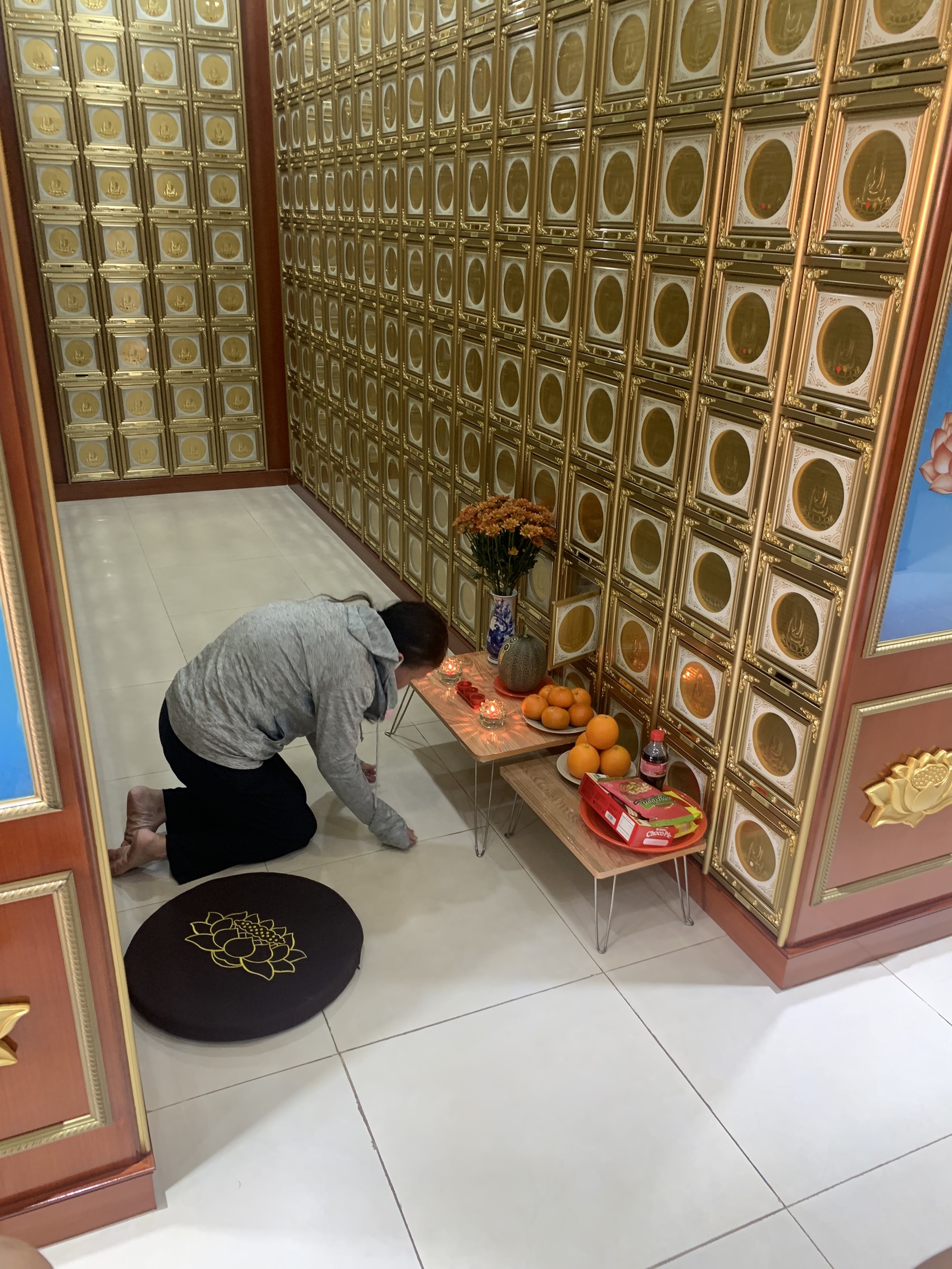 Thân nhân thăm viếng người thân đang thờ tự tại tháp cốt