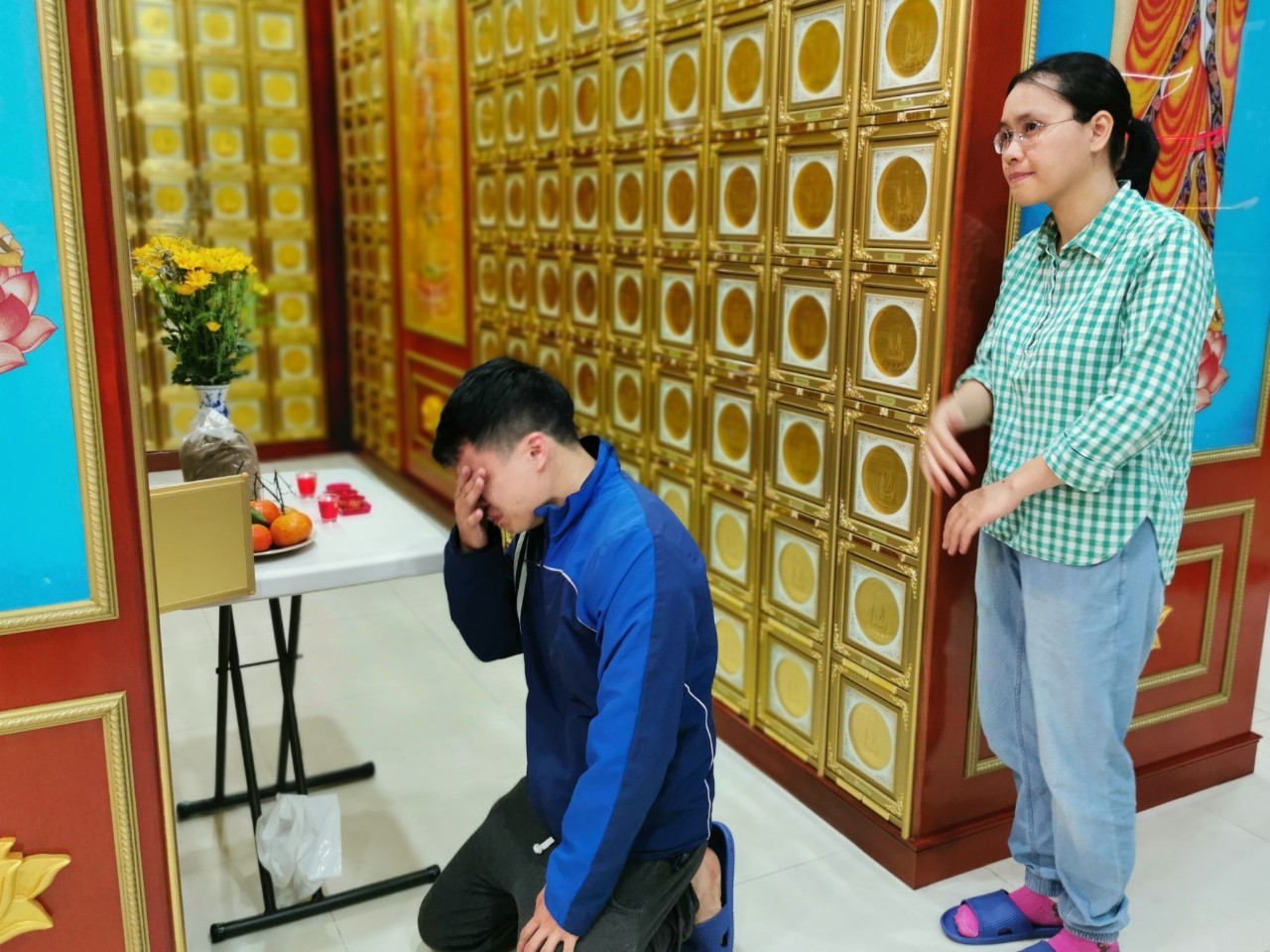 Thăm viếng hương linh