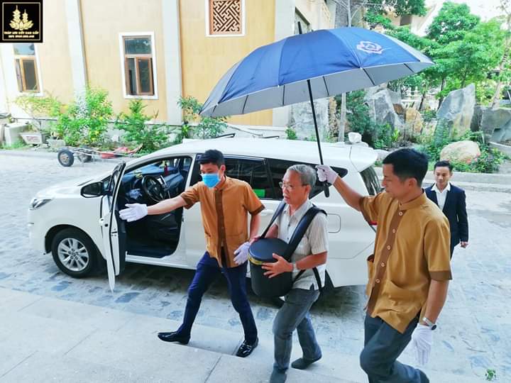 Đón hũ cốt từ lò hỏa táng về chùa