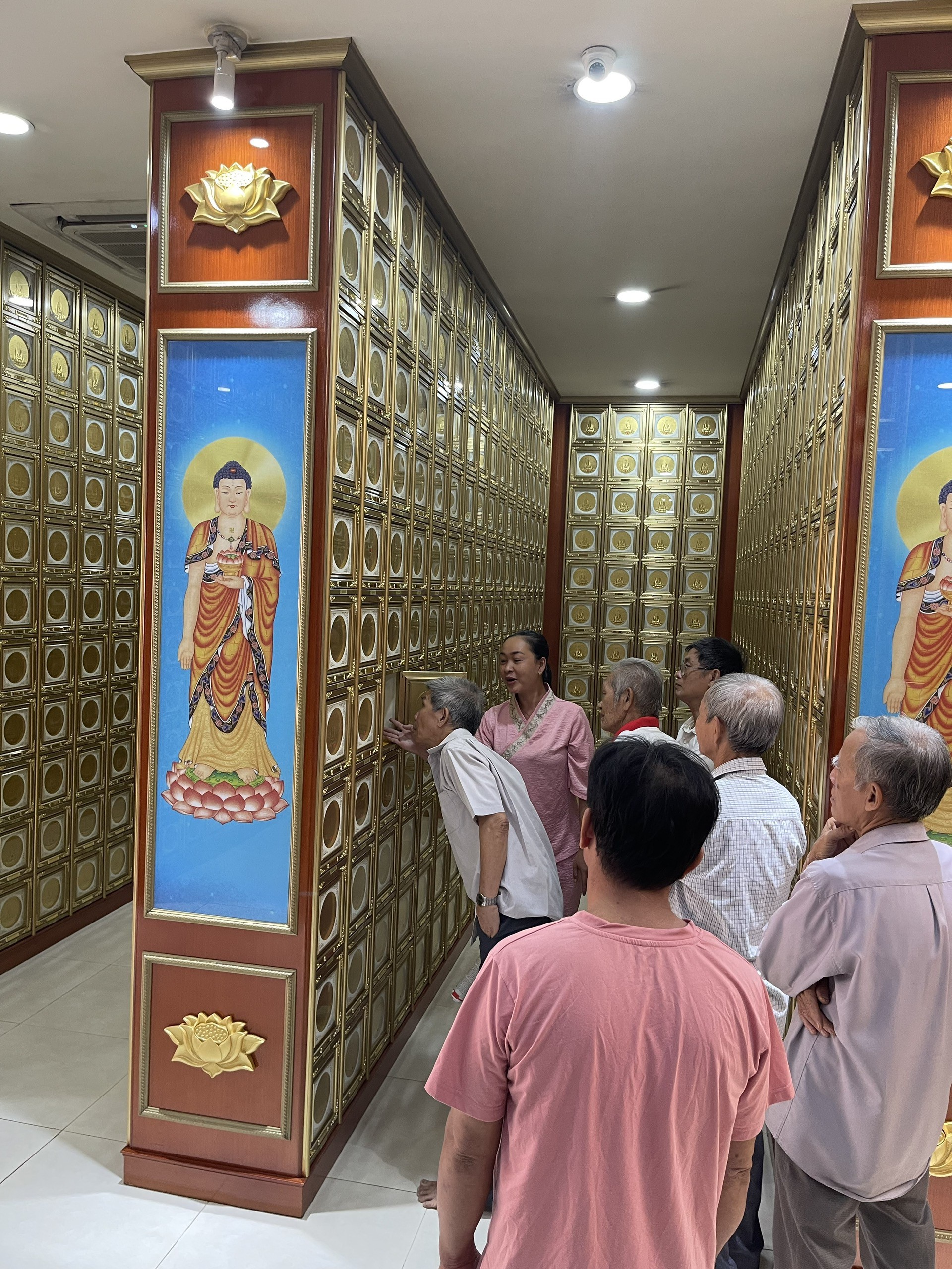 Gia đình phật tử bên quận 1 sang thăm quan đăng ký hộc gửi cốt.