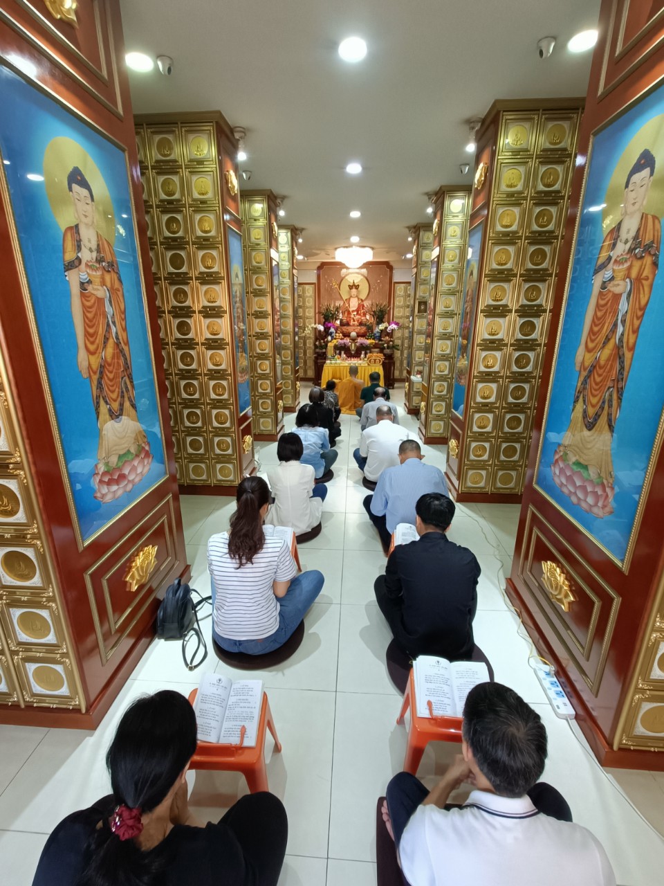 Khách hàng và quý sư cúng thất cho hương linh đang thờ tự tại đây