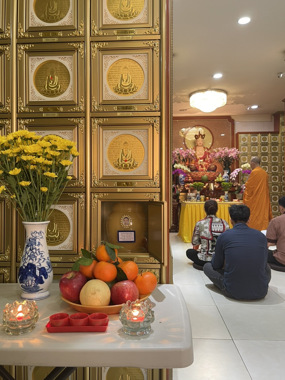Gia đình phật tử cúng thất cho người nhà.