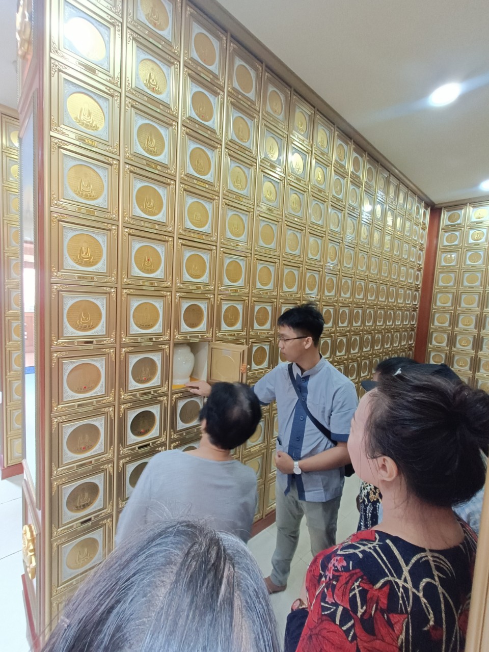Khách hàng phường 7, Bình Thạnh tới thăm quan chọn hộc lưu cốt.