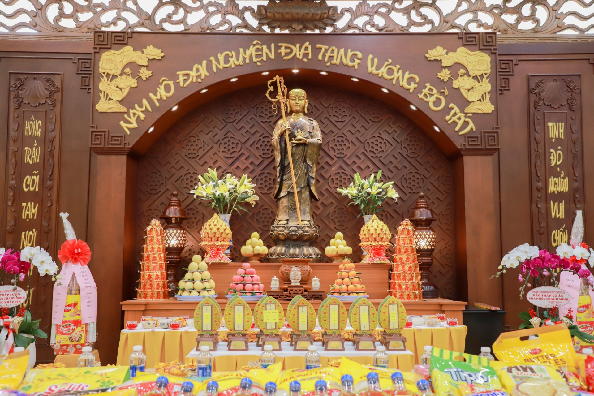 Tổ chức cúng pháp hội Thanh Minh cầu siêu, cầu an cho bà con bá tánh gửi cốt nơi đây.
