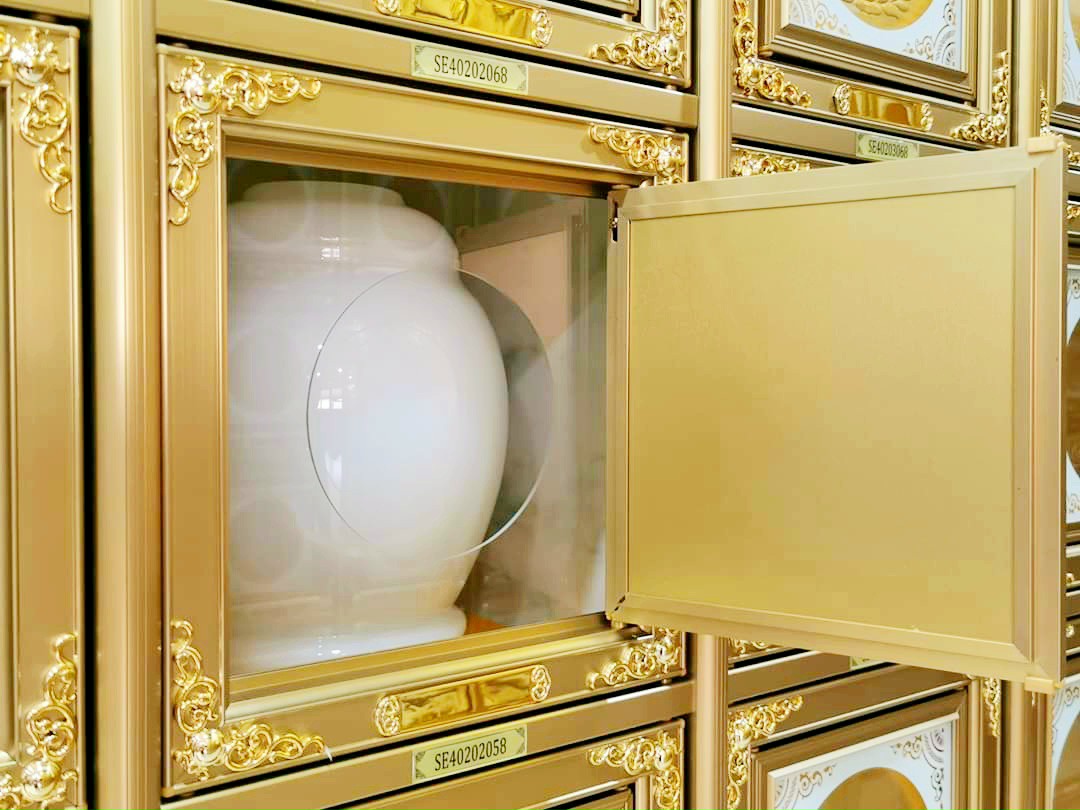 Gửi tro cốt, hũ cốt vào chùa. Một vị trí mẫu tiện lợi phật tử thăm viếng.