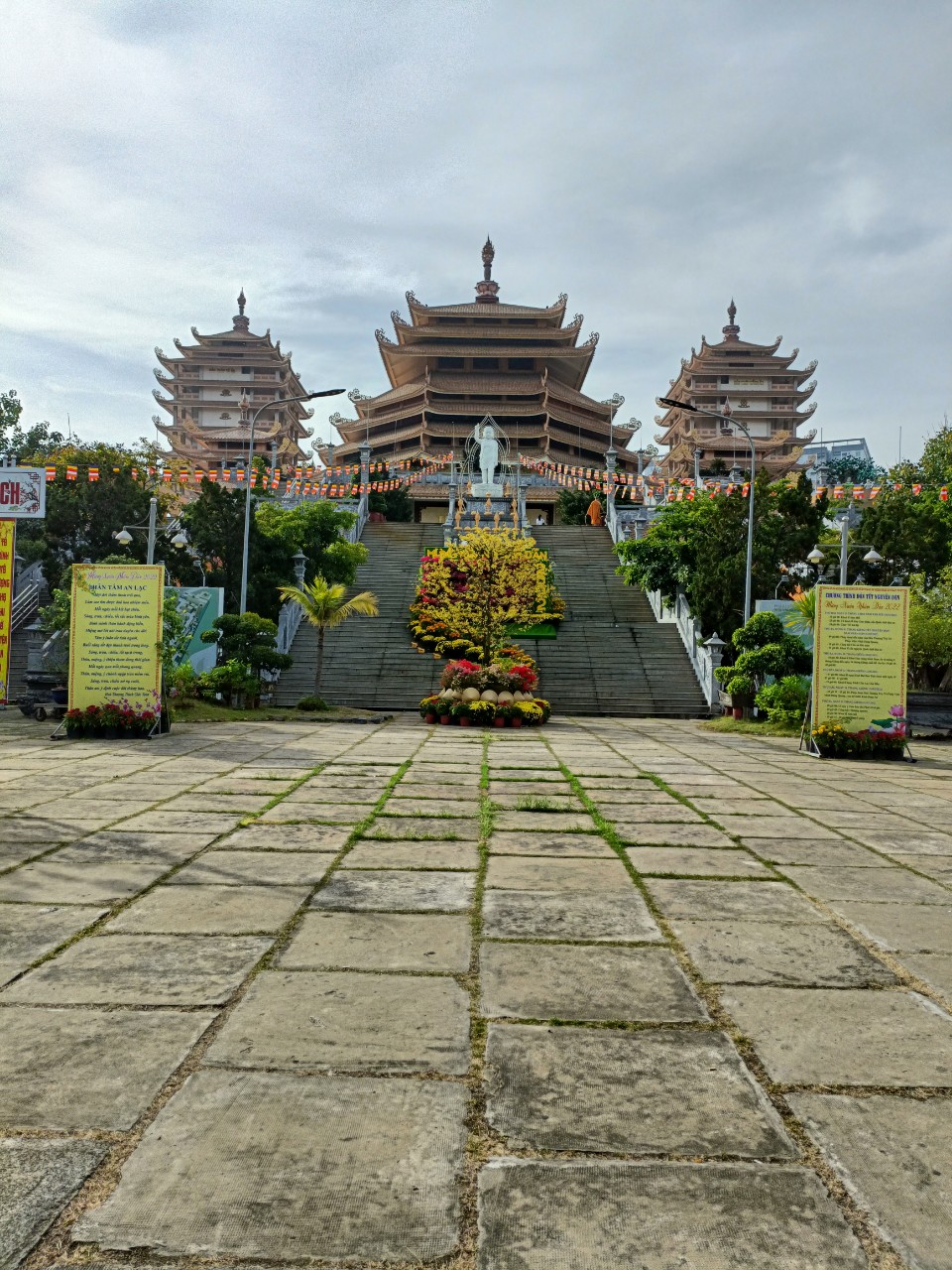 Khuôn viên chùa