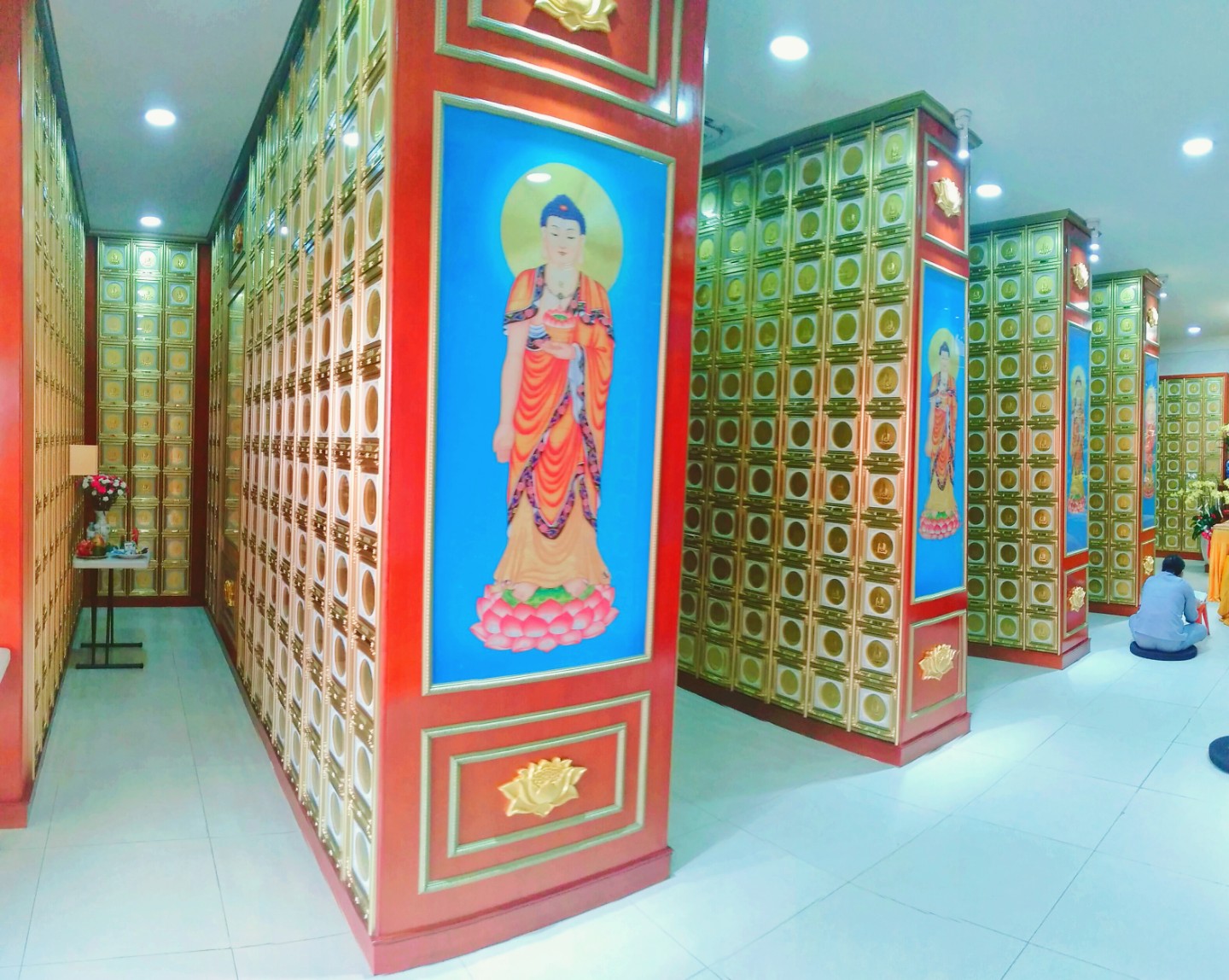Khu vực gửi tro cốt của phật tử gần xa