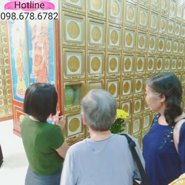 Đến thăm viếng hũ cốt.