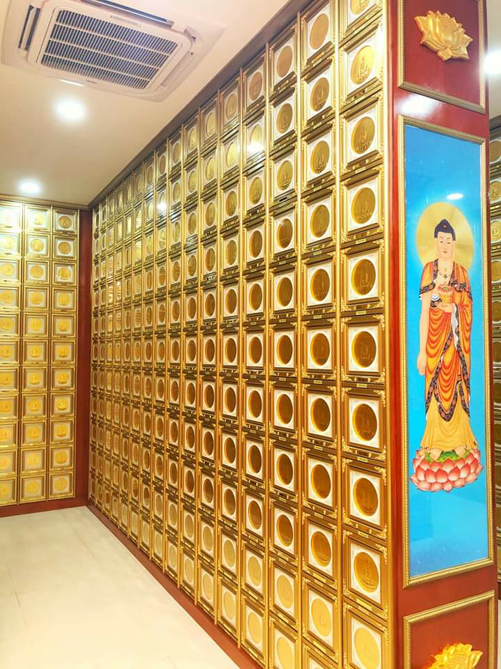 Một khu vực lưu tro cốt trang nghiêm hiện đại.