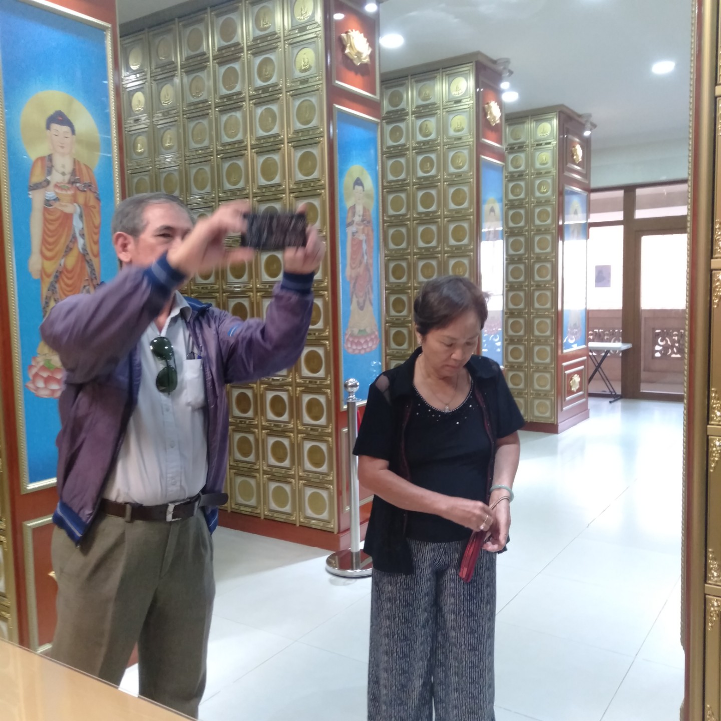 Phật tử tới thăm quan để lựa chọn căn nhà tốt cho người thân yêu của mình.